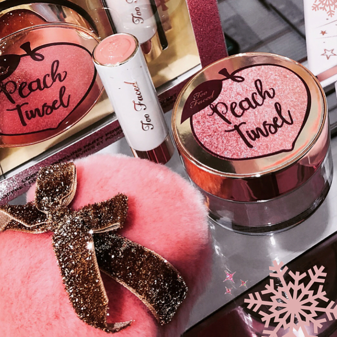 Too Faced Peach Tinsel Loose Sparkling Party Powder & Lipstick Set – Bild 5
