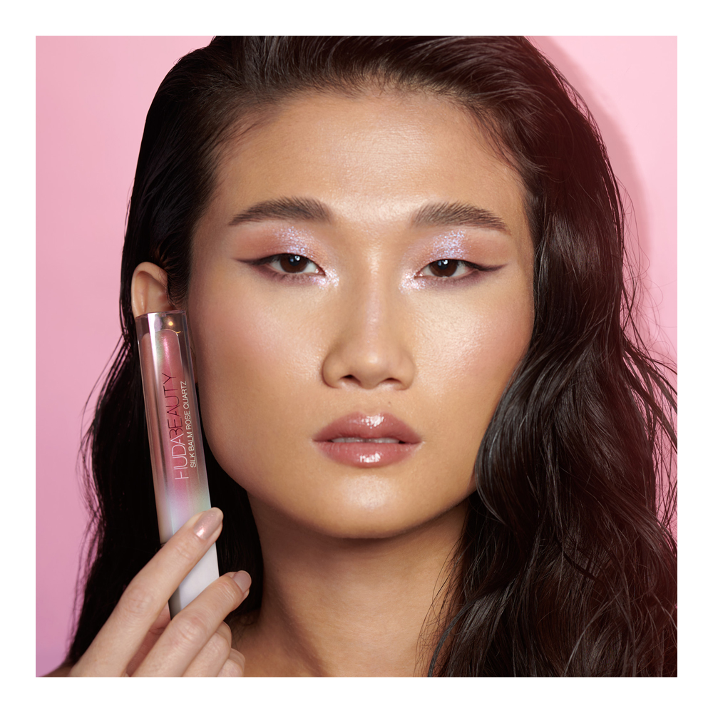 Huda Cosmetics Illuminating Lip Silk Balm - Rose Quartz – Bild 5