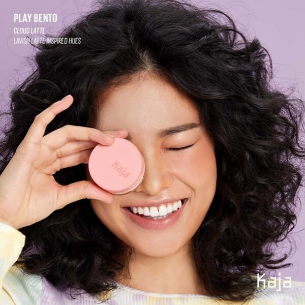 Kaja Beauty Play Bento 3 in 1 Blush, Highlighter, Bronzer - Cloud Latte – Bild 4